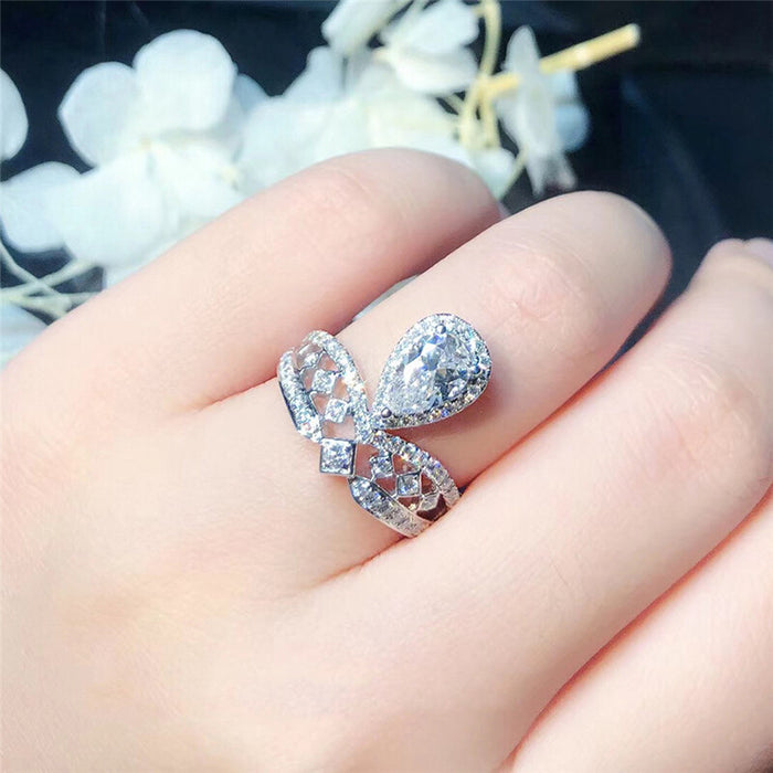 Anillo de corona con microdiamantes engastados, una joya de lujo de diseño exclusivo