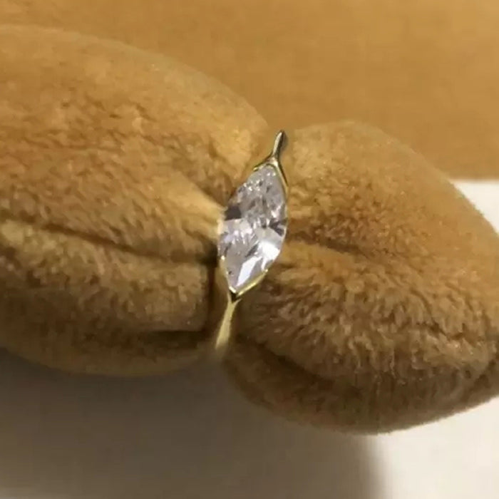 Anillo sencillo de circonitas en forma de marquesa