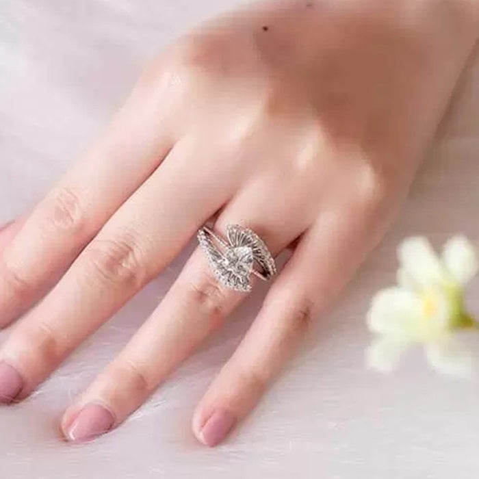 Anillo de compromiso de lujo con circonitas y diamantes en forma de corazón