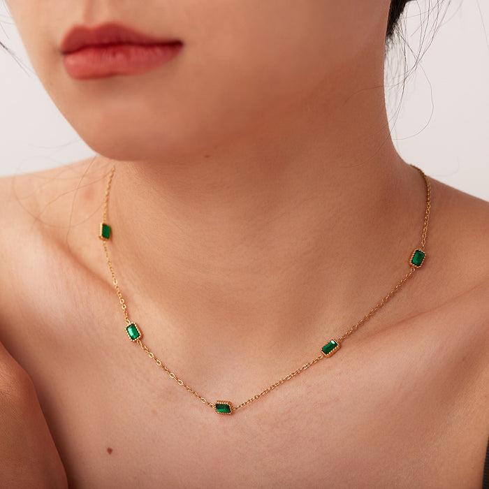 Collar moderno de acero inoxidable bañado en oro de 14 quilates con colgantes de circonitas verdes multicuadradas para mujer