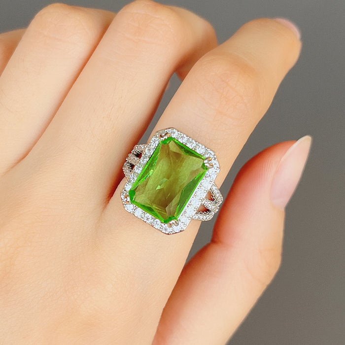 Anillo de compromiso de estilo europeo y americano con diamantes y circonitas cuadradas de princesa verde oliva