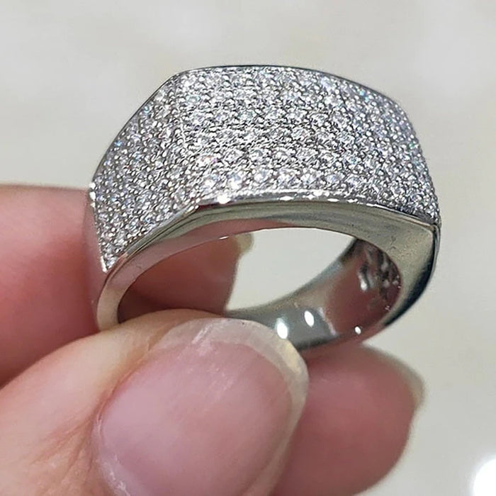 El anillo de dedo índice de montaña es retro y elegante.