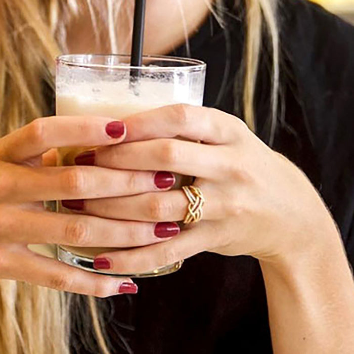 Anillo de fiesta con personalidad y diamantes de línea ondulada