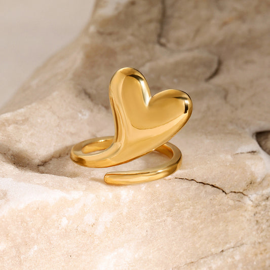 Anillo único de acero inoxidable bañado en oro de 18 quilates con diseño ondulado