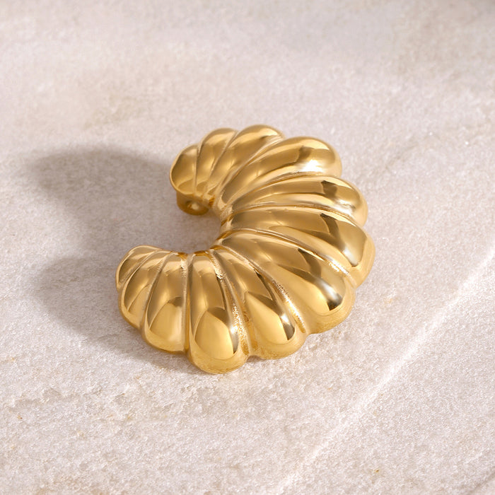 Broche de croissant gordo de acero inoxidable bañado en oro de 18 quilates adecuado para prendas de otoño e invierno.