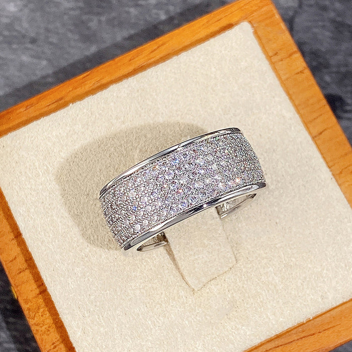 Five-row diamond rings are popular in Europe and America, and are hot-selling jewelry for men and women