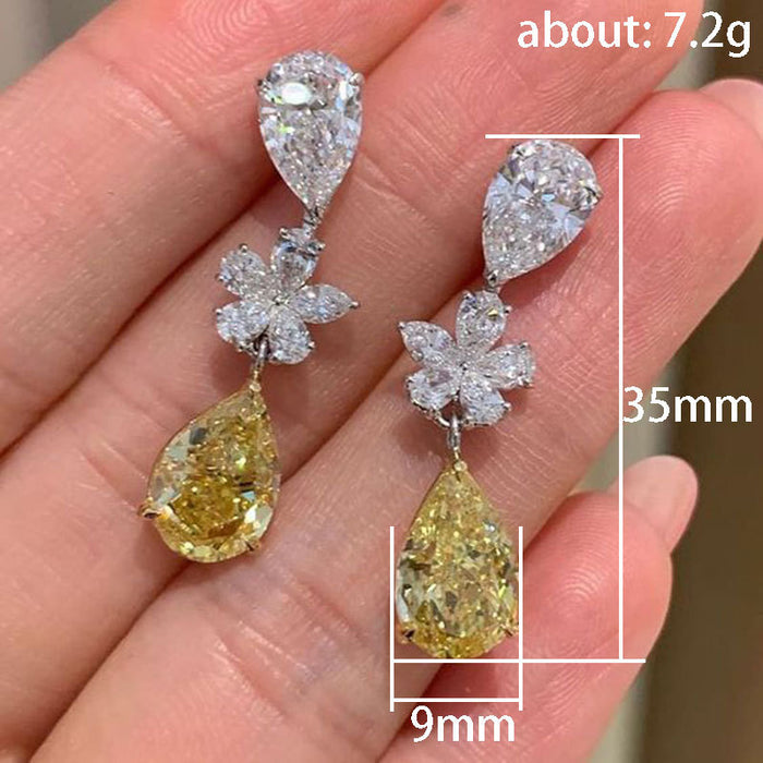 Pendientes con forma de lágrima de diamantes amarillos micropavimentados