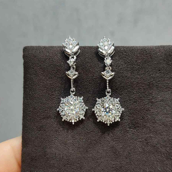 Pendientes largos con borlas y diamantes redondos y flores