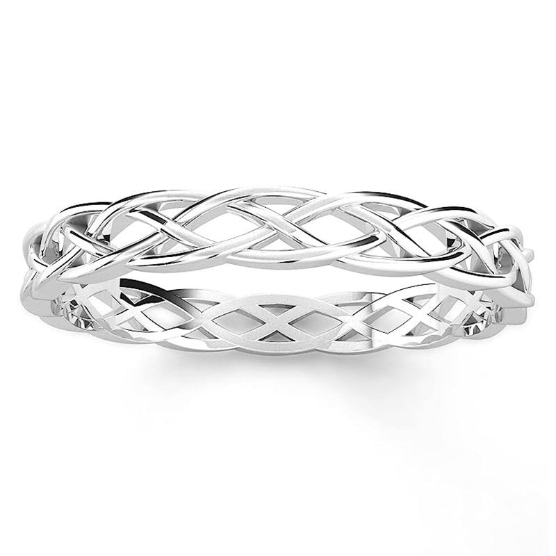 El anillo con forma de corazón de diamantes es lindo y romántico.