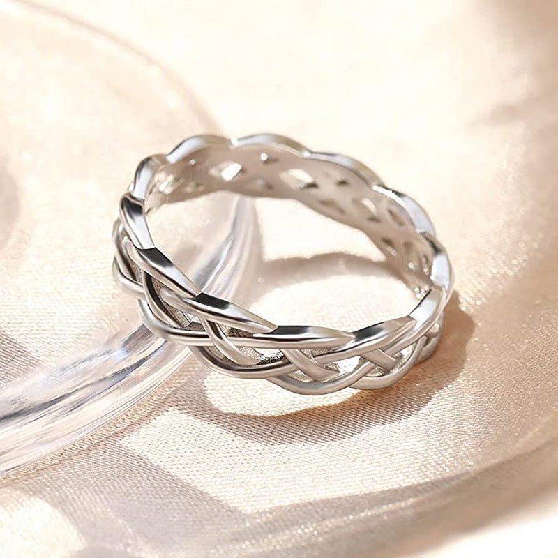El anillo con forma de corazón de diamantes es lindo y romántico.