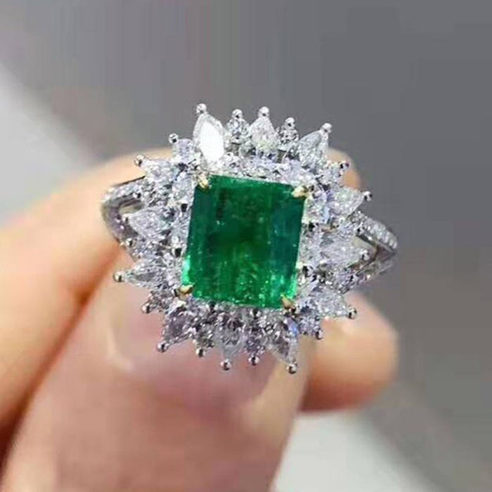 Anillo de lujo con circón esmeralda cuadrado y incrustaciones de diamantes